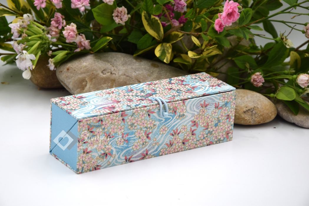 Preview: Dreiecks-Klappschachtel ca. 19,0x6,3x6,3cm (Size S) | Einband Japanpapier Chiyogami Kirschblüten floral | hellblau rosa | Art. Nr. 97040509
